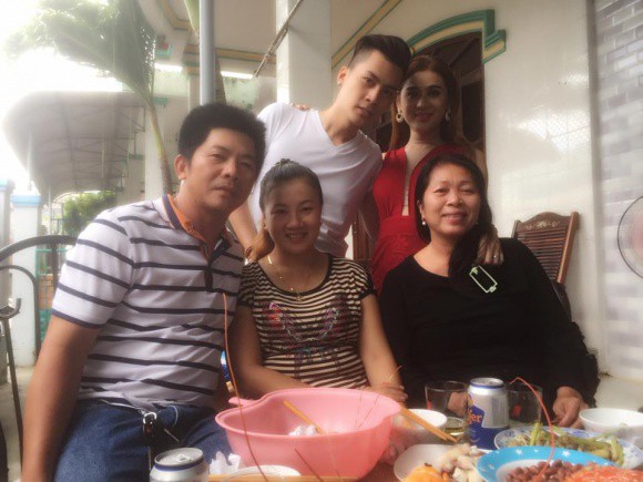 Chưa chính thức làm dâu, Lâm Khánh Chi đã được bố mẹ chồng hết mực cưng chiều