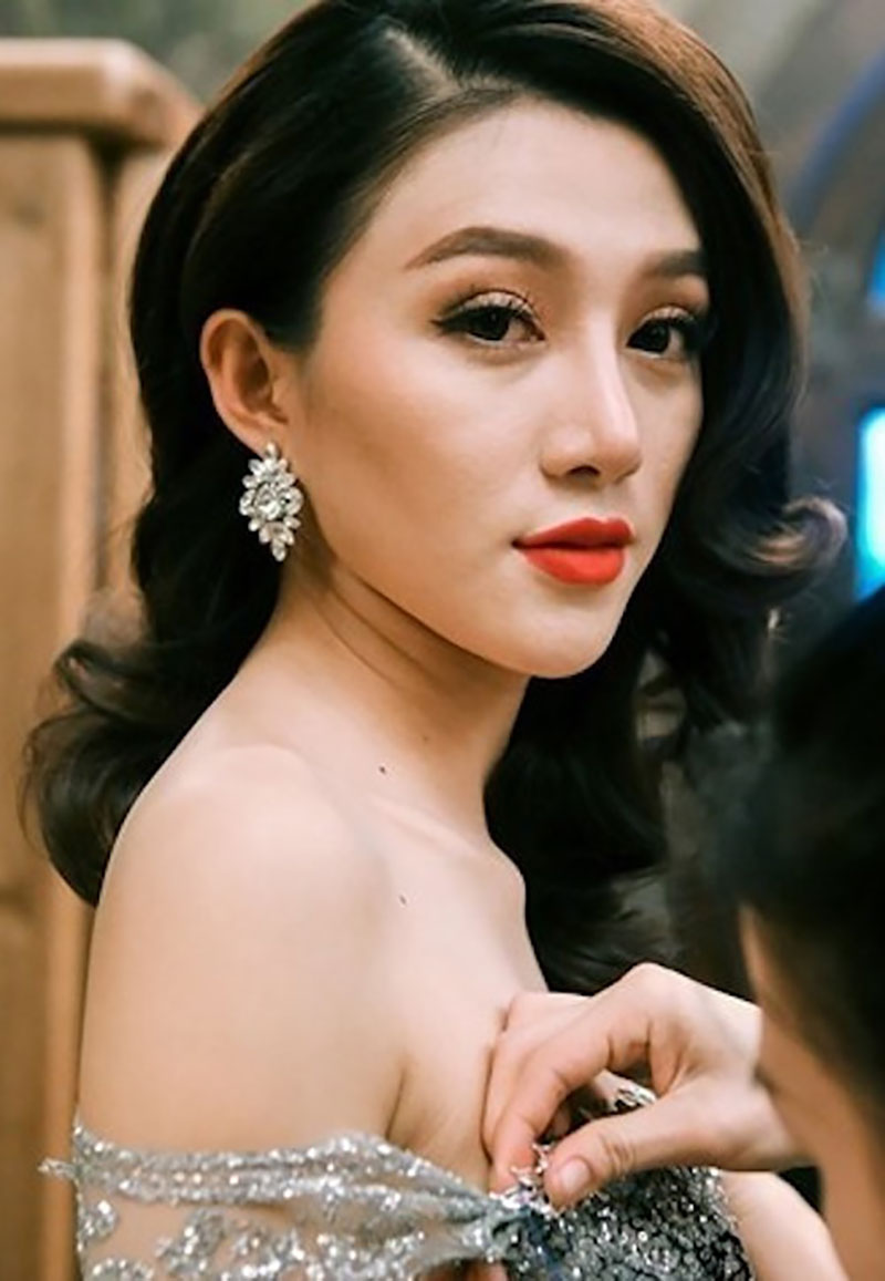 Những màu son nổi bật cho mùa lễ hội cuối năm