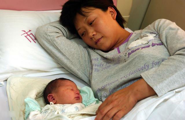 Mẹ chồng độc đáo nhất năm: Bắt con dâu đưa tiền, trả thù lao mới chịu trông cháu