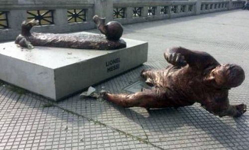 Tượng Messi ở Argentina bị phá gãy chân