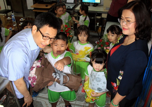 Phó thủ tướng Vũ Đức Đam kiểm tra trường mầm non lúc 6h