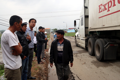 Người dân phản đối việc sửa đường tử thần