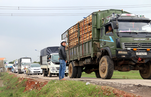 Người dân phản đối việc sửa đường tử thần