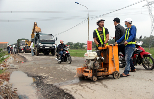 Người dân phản đối việc sửa đường tử thần
