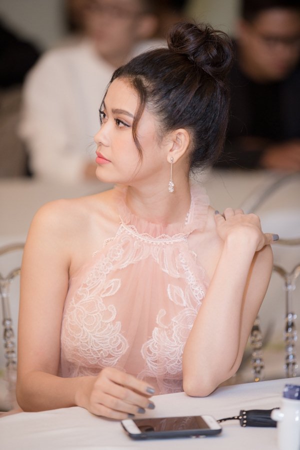 Trương Quỳnh Anh gợi cảm như này hỏi sao ai cũng mê như điếu đổ