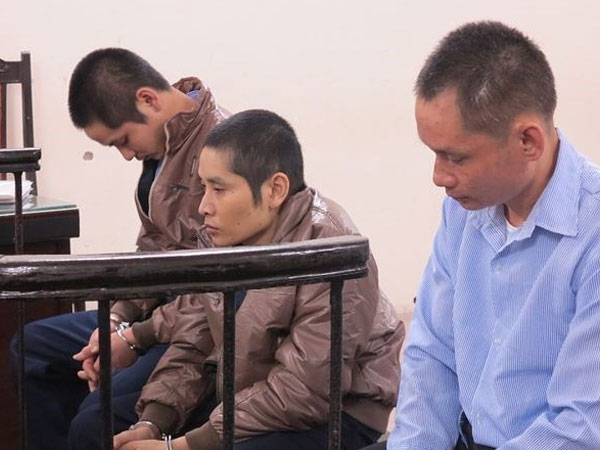 Ba anh em sát hại hàng xóm vì bênh mẹ