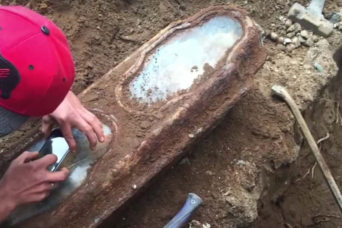 Sau gần 200 năm, xác ướp bé gái được bảo quản nguyên vẹn trong quan tài kính cũng đã có lời giải