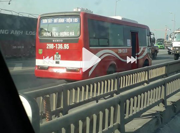 Bất chấp nguy hiểm, xe khách phóng bạt mạng, ngược chiều trên đường Vành đai 3 trên cao