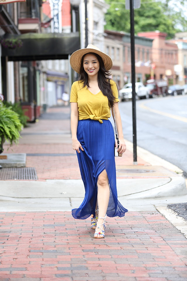 Chân váy dập ly ánh kim giúp bạn sáng bừng trên phố