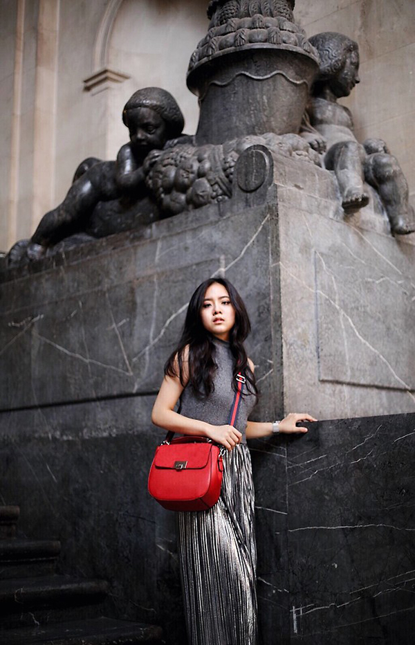 Chân váy dập ly ánh kim giúp bạn sáng bừng trên phố