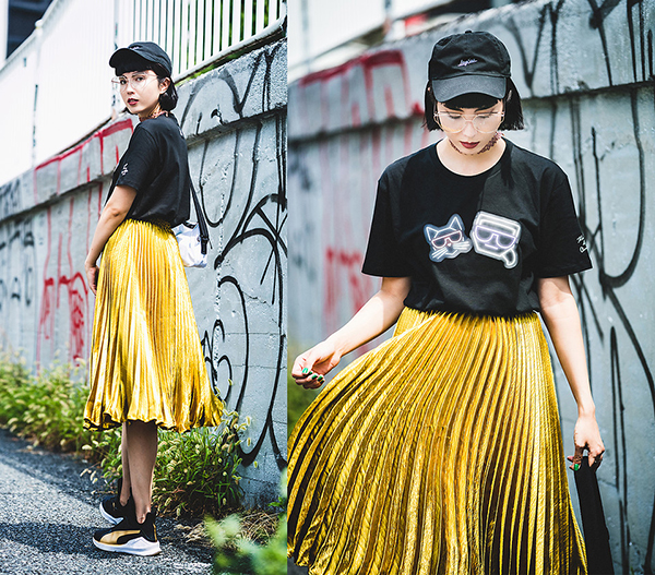 Chân váy dập ly ánh kim giúp bạn sáng bừng trên phố