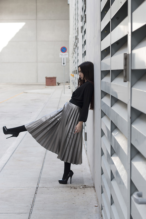 Chân váy dập ly ánh kim giúp bạn sáng bừng trên phố