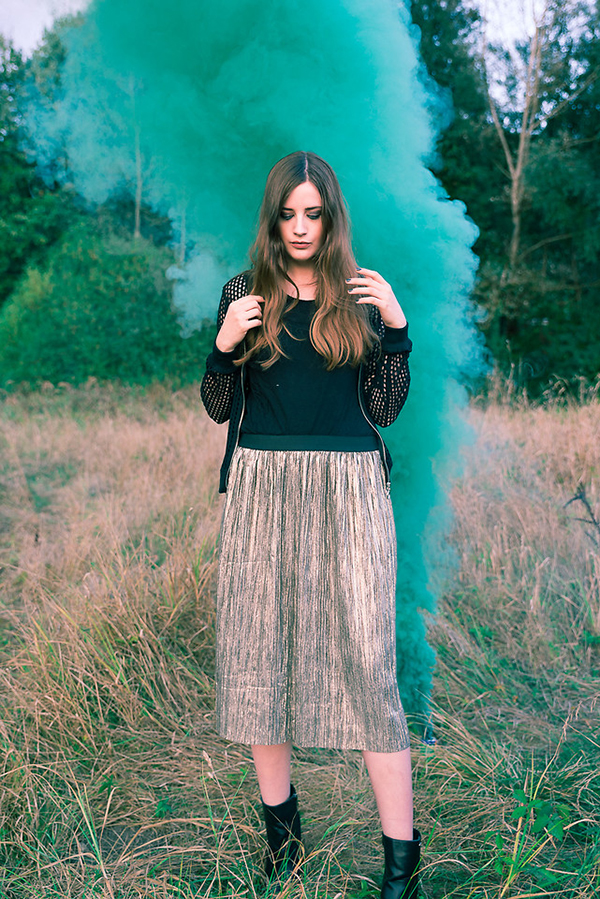 Chân váy dập ly ánh kim giúp bạn sáng bừng trên phố