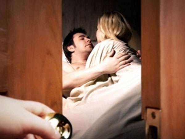 Nghi ngờ chồng ngoại tình, tôi đang bầu bí phải làm sao