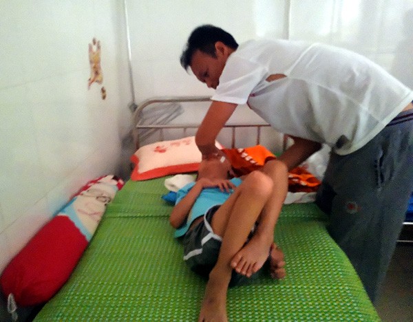 Sau trận sốt cao, bé trai khỏe mạnh thành người tàn phế, bố mẹ khốn khó vì gia cảnh ngặt nghèo