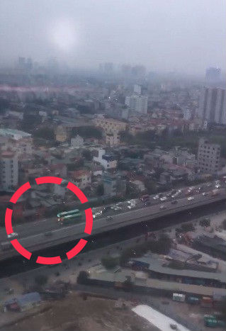 Hà Nội: Hai xe khách thi đi chậm gây ách tắc trên đường vành đai 3
