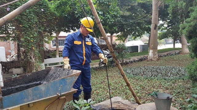 Người đàn ông đi xe sang hành xử khiến công nhân uất nghẹn