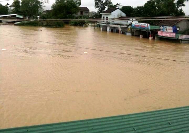 Hình ảnh lũ khủng khiếp ở miền Trung khiến hàng ngàn nhà dân ngập sâu