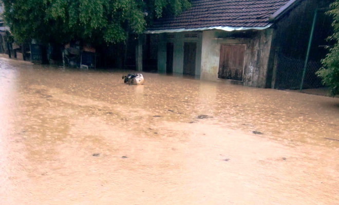 Hình ảnh lũ khủng khiếp ở miền Trung khiến hàng ngàn nhà dân ngập sâu