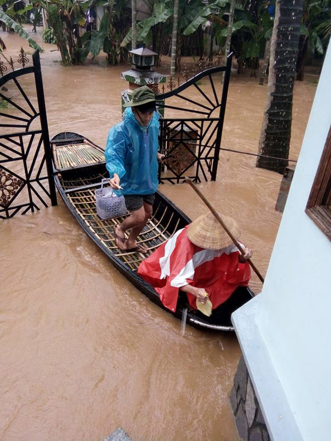 Hình ảnh lũ khủng khiếp ở miền Trung khiến hàng ngàn nhà dân ngập sâu