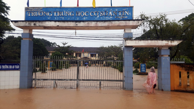 Hình ảnh lũ khủng khiếp ở miền Trung khiến hàng ngàn nhà dân ngập sâu