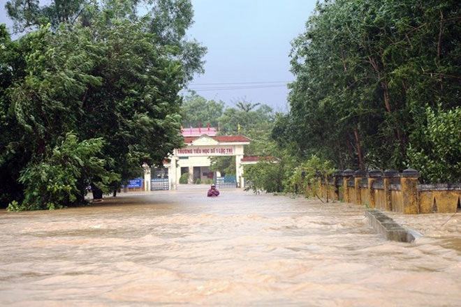 Hình ảnh lũ khủng khiếp ở miền Trung khiến hàng ngàn nhà dân ngập sâu