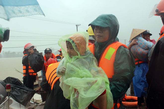 Hình ảnh lũ khủng khiếp ở miền Trung khiến hàng ngàn nhà dân ngập sâu