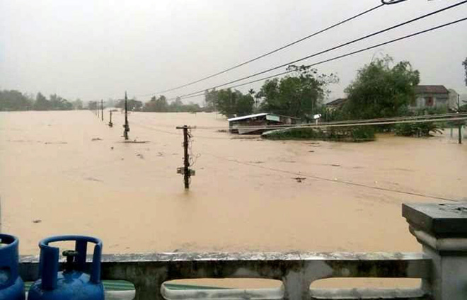 Hình ảnh lũ khủng khiếp ở miền Trung khiến hàng ngàn nhà dân ngập sâu