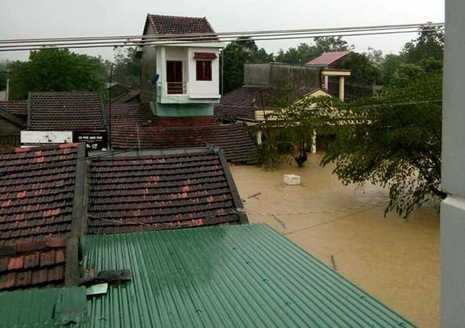 Hình ảnh lũ khủng khiếp ở miền Trung khiến hàng ngàn nhà dân ngập sâu