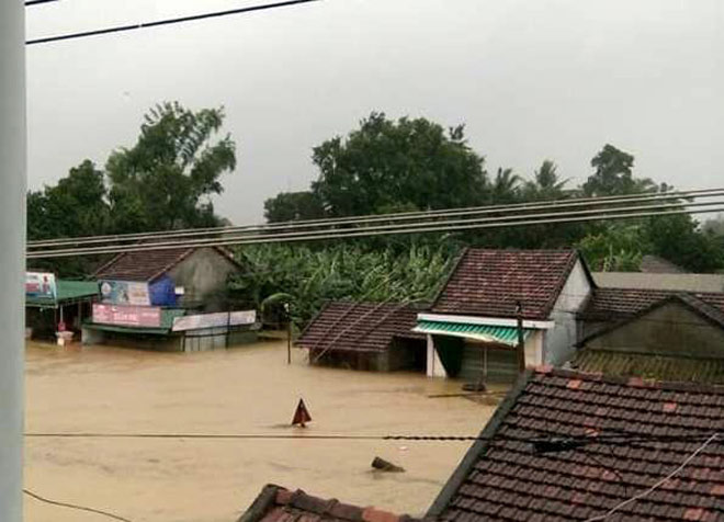 Hình ảnh lũ khủng khiếp ở miền Trung khiến hàng ngàn nhà dân ngập sâu