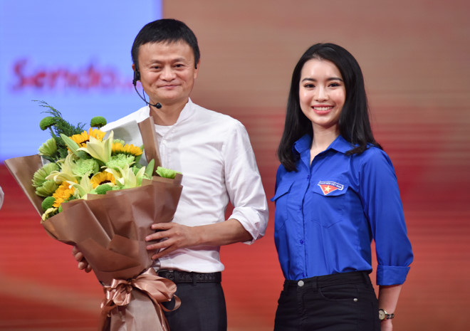Hoa khôi Học viện Ngoại giao selfie, đối thoại với Jack Ma