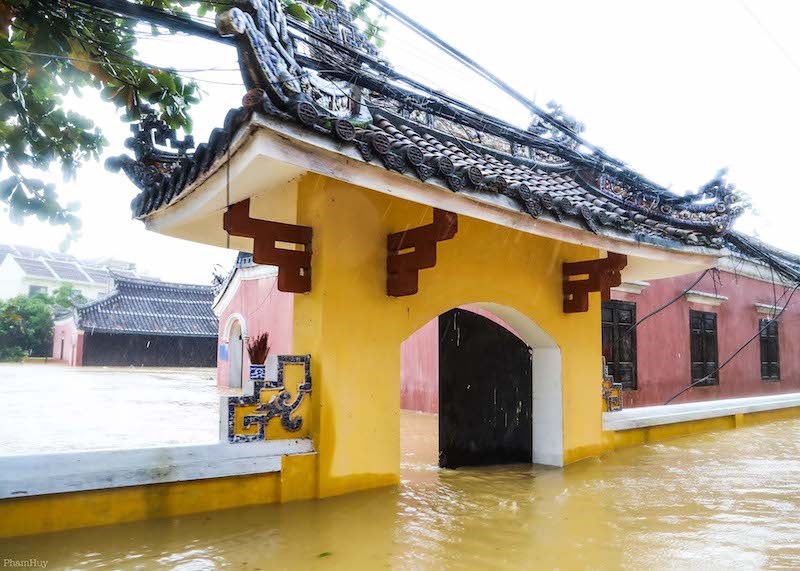 Hội An nước ngập đến nóc nhà, dân bắt đầu sơ tán