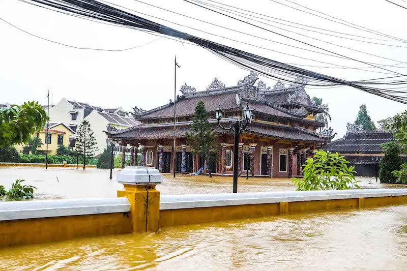 Hội An nước ngập đến nóc nhà, dân bắt đầu sơ tán