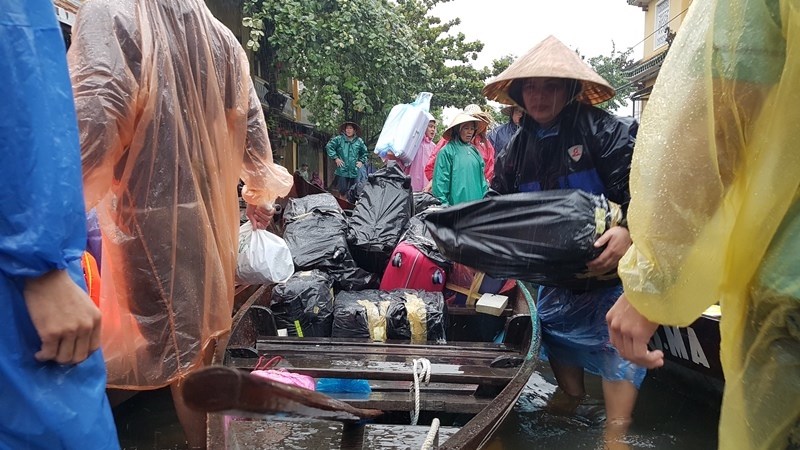 Hội An nước ngập đến nóc nhà, dân bắt đầu sơ tán