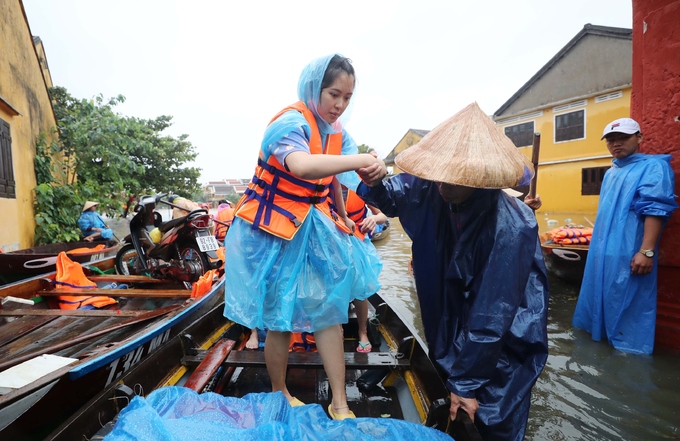 Khách nước ngoài bì bõm check-in giữa phố Hội ngập lũ