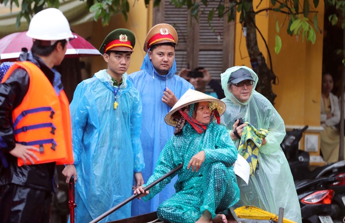 Khách nước ngoài bì bõm check-in giữa phố Hội ngập lũ