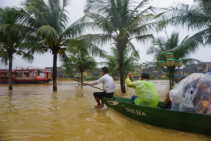 Lũ lên đỉnh, phố cổ Hội An bị cô lập