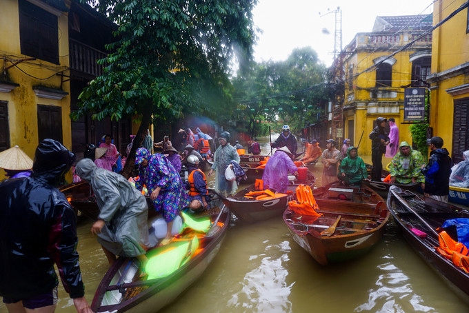 Lũ lên đỉnh, phố cổ Hội An bị cô lập