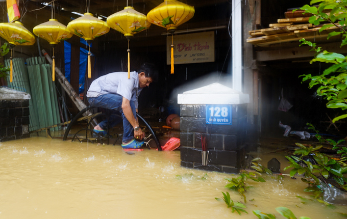 Lũ lên đỉnh, phố cổ Hội An bị cô lập