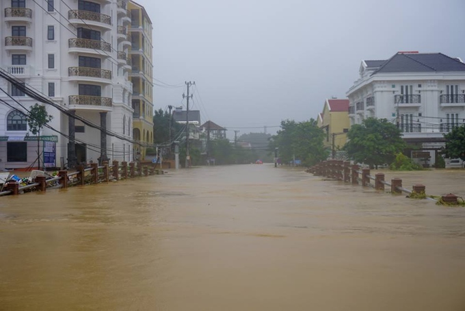 Lũ lên đỉnh, phố cổ Hội An bị cô lập