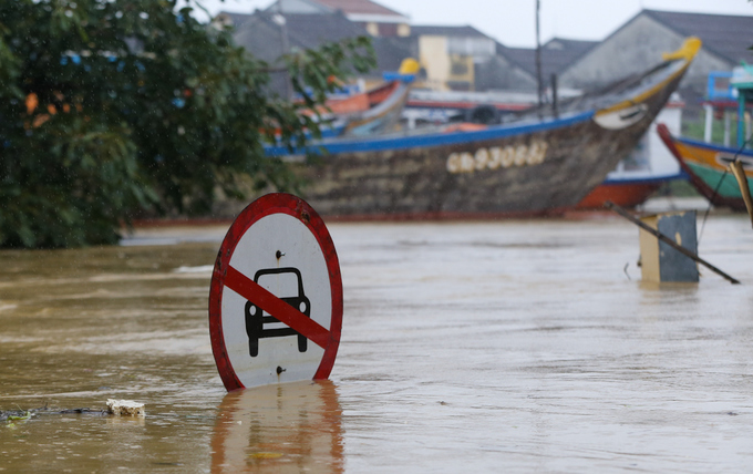 Lũ lên đỉnh, phố cổ Hội An bị cô lập