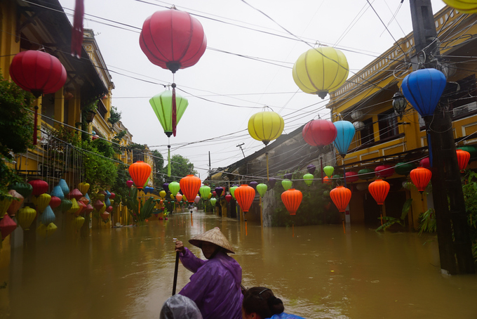 Lũ lên đỉnh, phố cổ Hội An bị cô lập