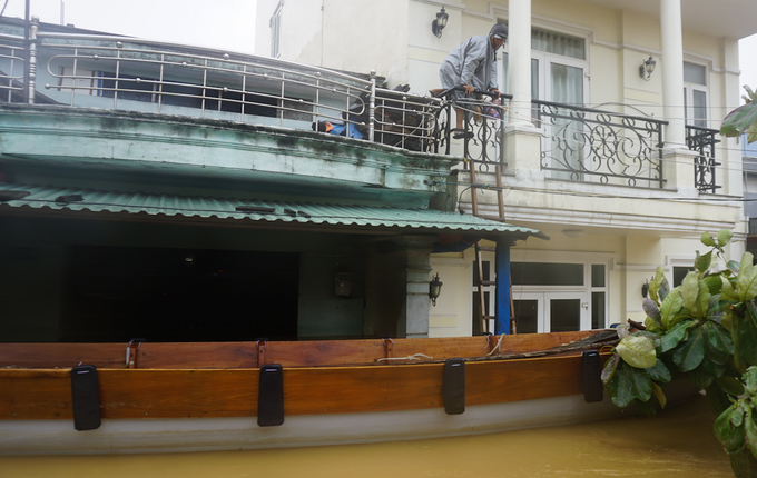 Lũ lên đỉnh, phố cổ Hội An bị cô lập