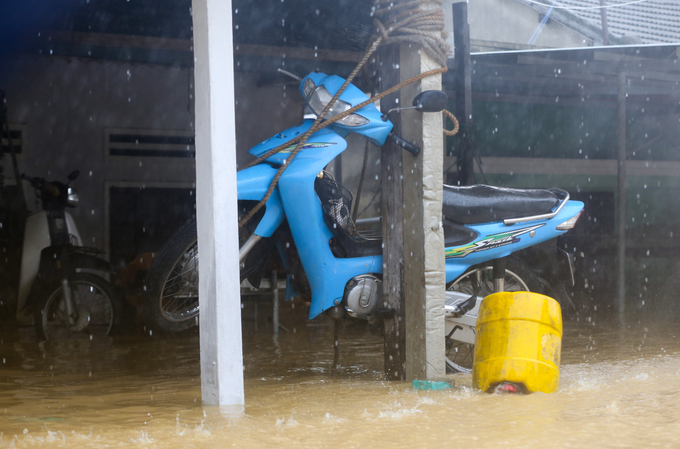 Lũ lên đỉnh, phố cổ Hội An bị cô lập