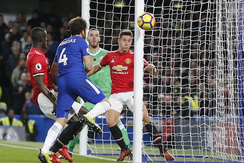 Neville: Man Utd bị giết chết từ tuyến tiền vệ