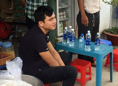 Người nhện 27 tuổi ngồi trên trụ điện cao thế nhiều giờ