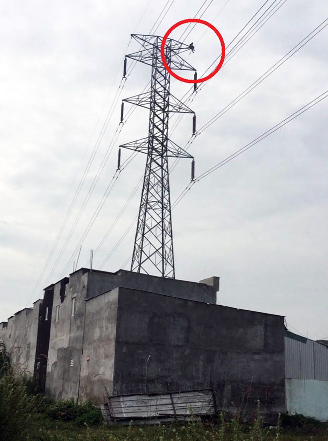 Người nhện 27 tuổi ngồi trên trụ điện cao thế nhiều giờ
