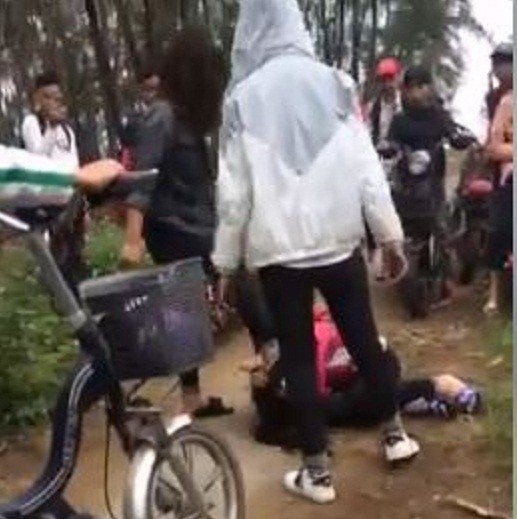 Xôn xao video clip 3 nữ sinh tát, đá tới tấp vào mặt bạn