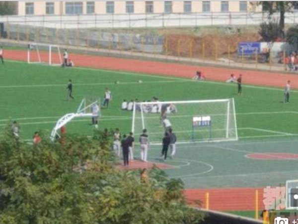 Nữ sinh 16 tuổi trốn giờ ăn trưa để… sinh con