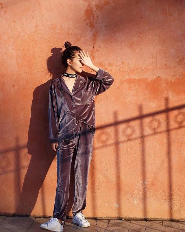 Đông này hãy nhanh chân sắm quần nhung vì nó sắp thành xu hướng đến nơi rồi